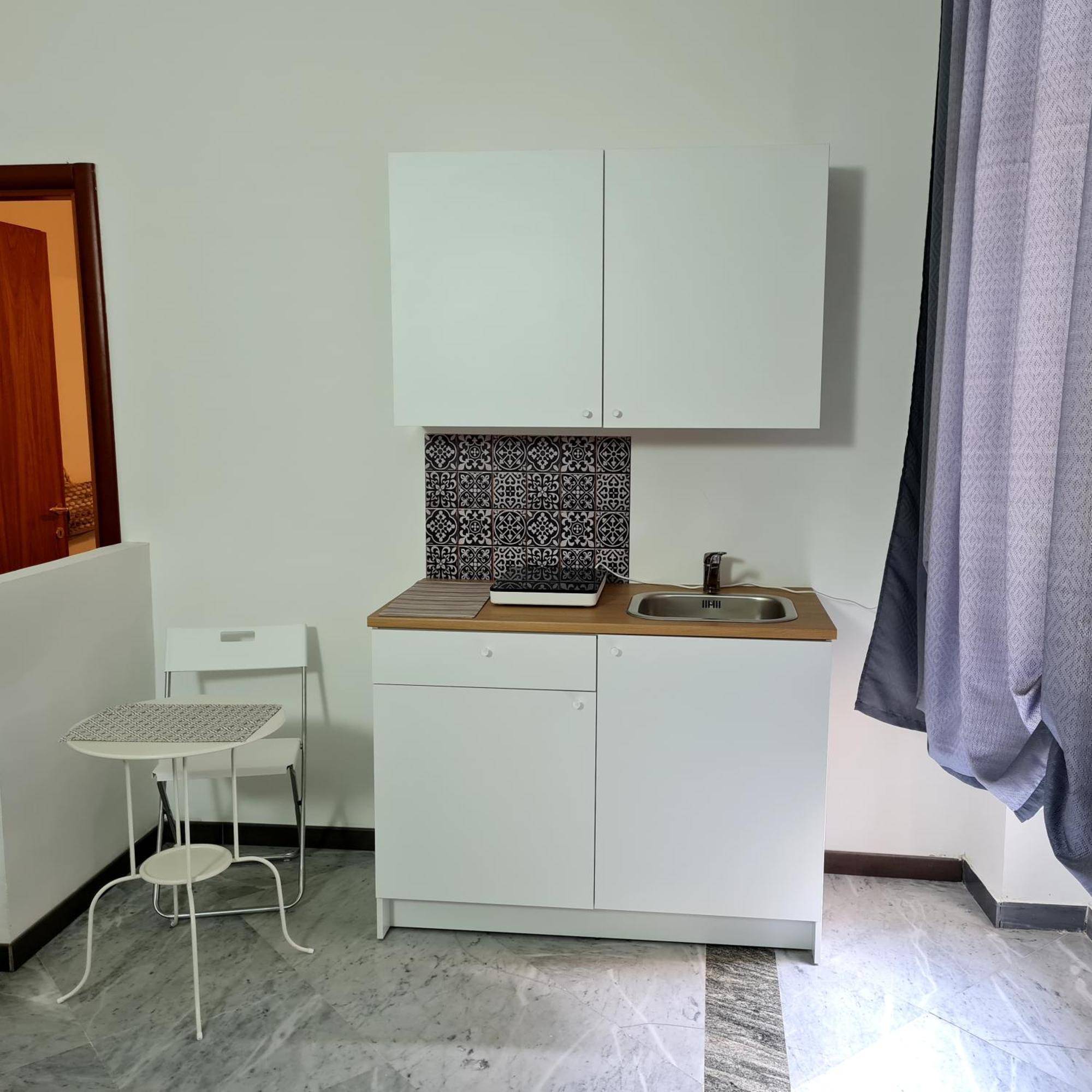Le Ginestre In Centro Bed and Breakfast Σαλέρνο Δωμάτιο φωτογραφία