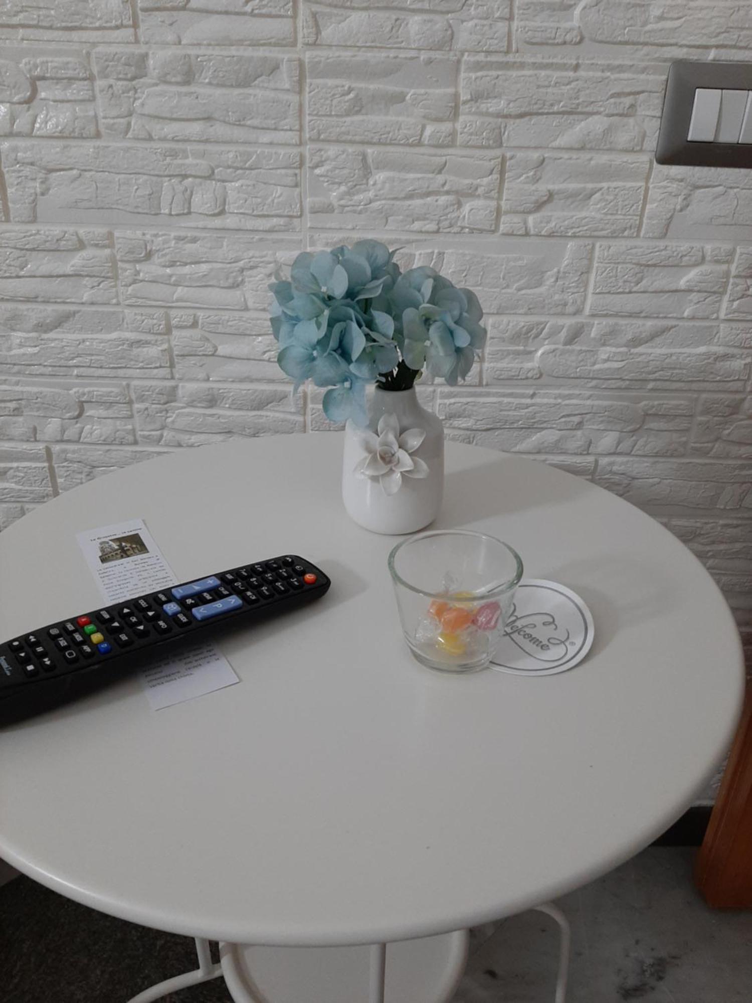 Le Ginestre In Centro Bed and Breakfast Σαλέρνο Δωμάτιο φωτογραφία